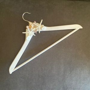 Custom Wedding Hanger | Seashell with Pearls | Glitter White 🐚